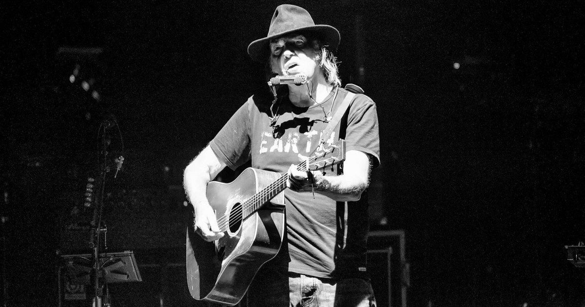 Neil Young Pulls Catalog From All Streaming Services
