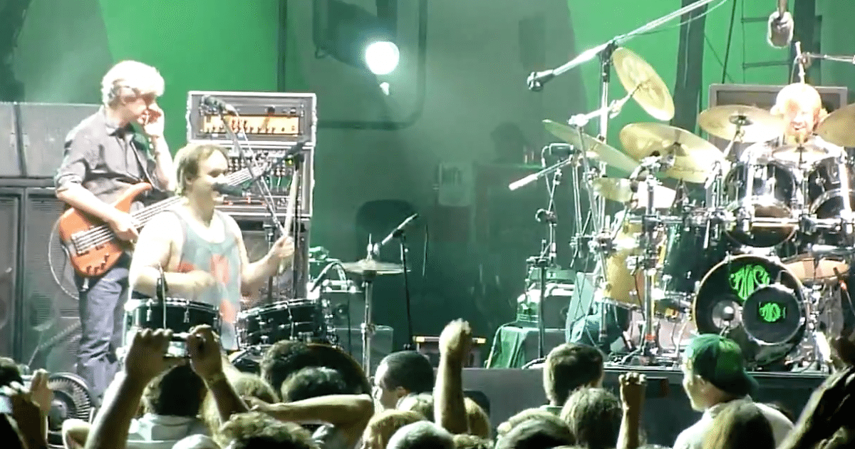 Watch Jon Fishman Lead Paul Simon's "50 Ways" On A MiniDrum Kit, On