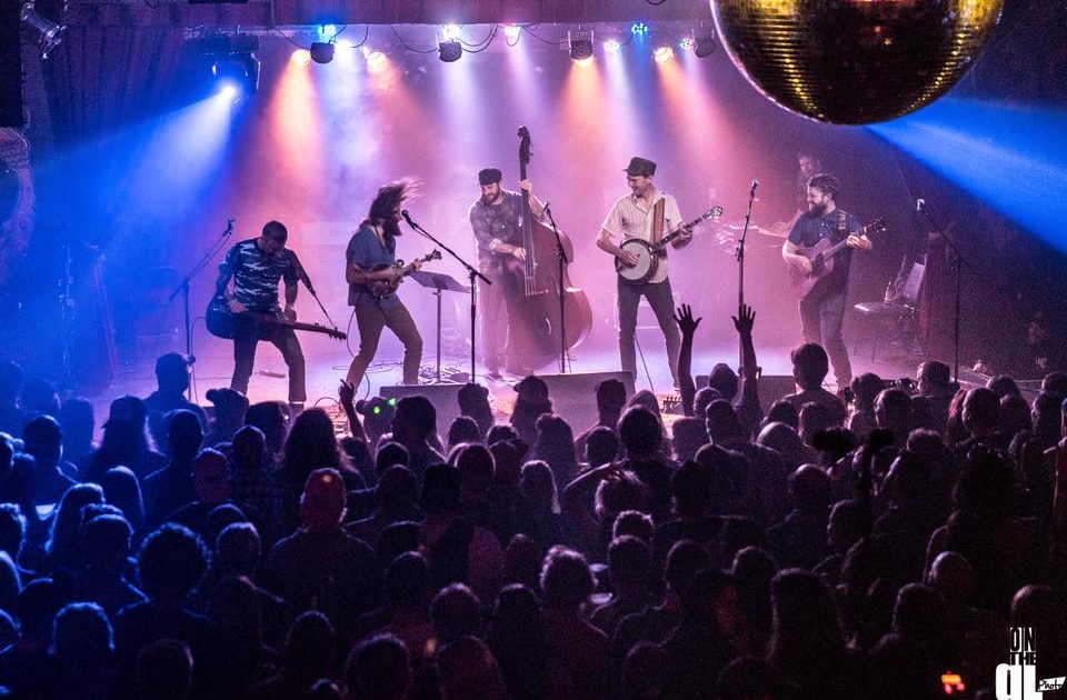 Members Of Stringdusters, Greensky, Salmon, & More Perform As Bluegrass