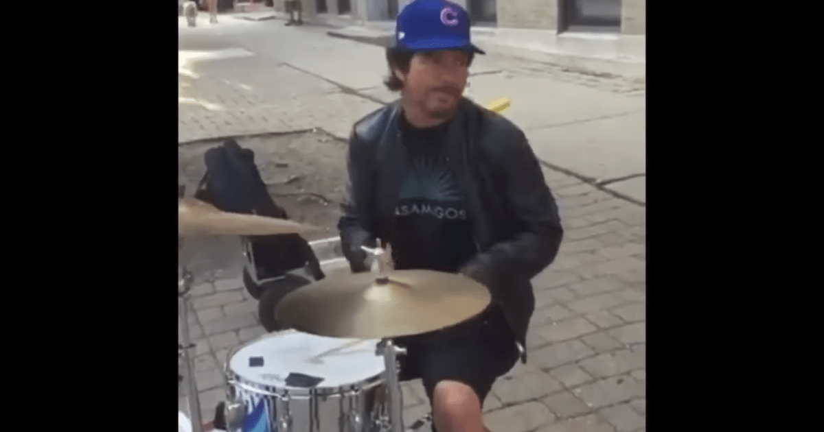 Cubs fans get unexpected treat as Eddie Vedder jams with Wrigley Field  buskers - The Washington Post
