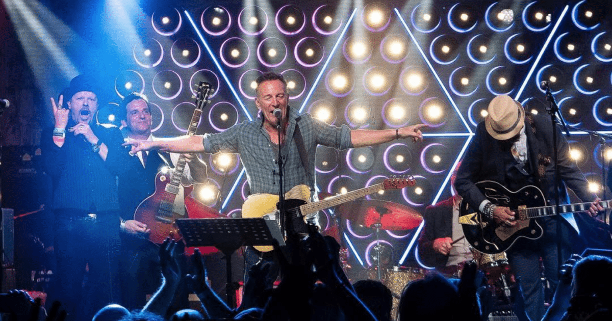 Bruce Springsteen Makes Rare Hometown Appearance At Asbury Lanes Grand(02)