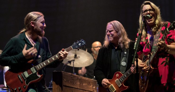 Tedeschi Trucks Band Welcomes Warren Haynes For Extended Sit In At Beacon Finale Videosphotos 