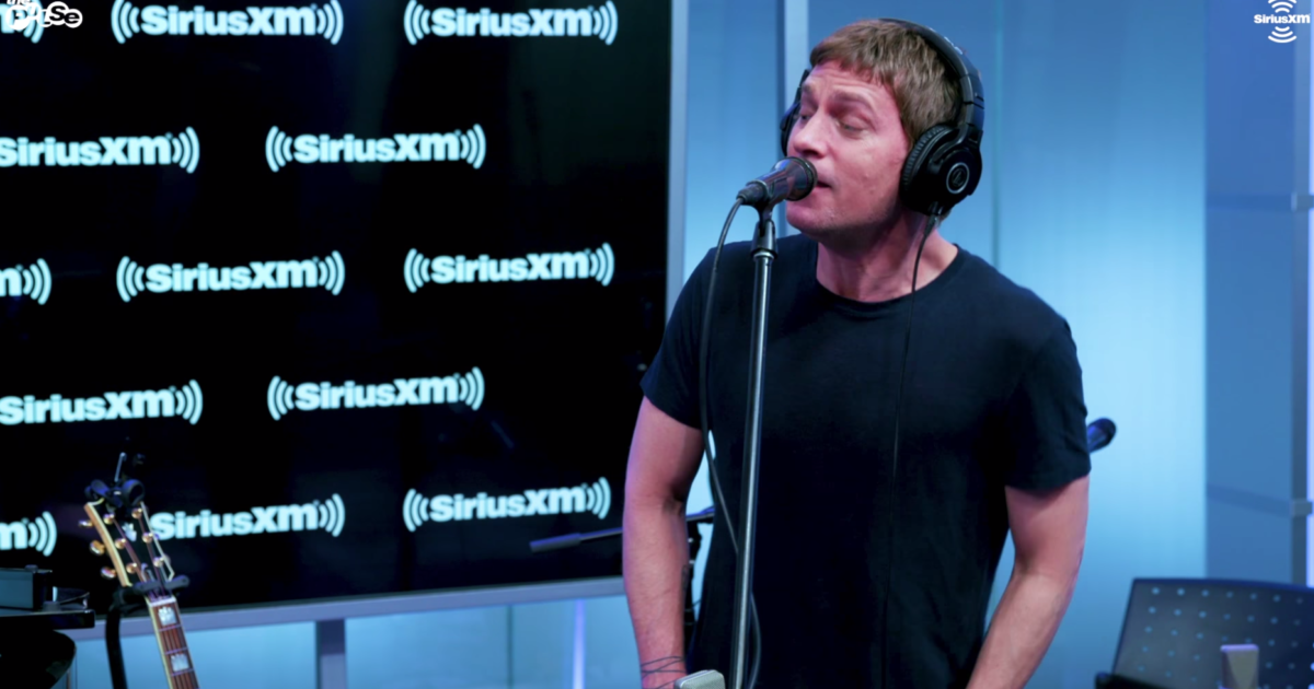 Rob Thomas Delivers Uncanny Recreation Of Elton John's "Mona Lisas And