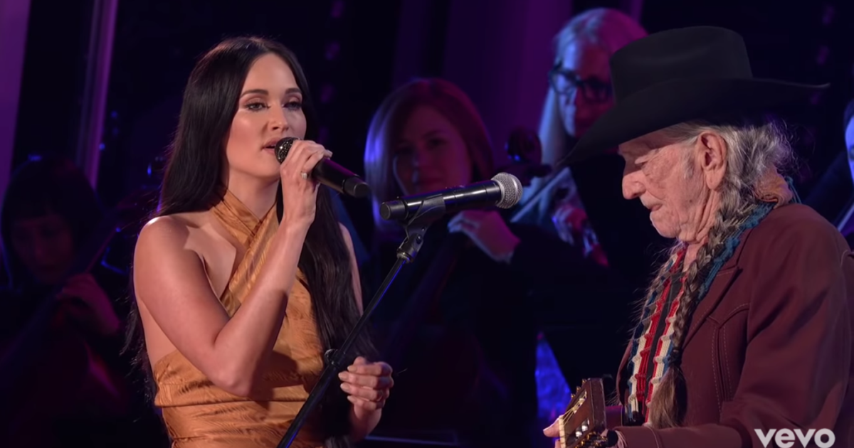 Willie Nelson & Kacey Musgraves Perform "Rainbow Connection" Duet At ...