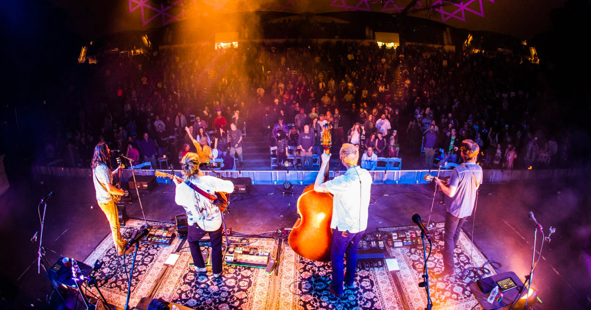 Billy Strings Greeted By Sky Banner, Thunderous Applause At Spring Tour