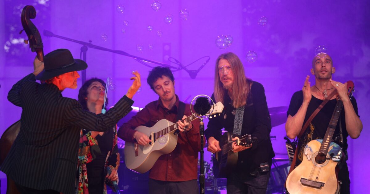 PHOTOS The Wood Brothers, Shovels & Rope Wrap 'Shovels & Wood Tour' In