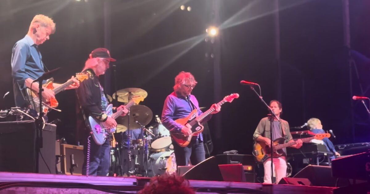 Wilco Honors Bob Weir & Jams With J Mascis In Mexico [Videos]